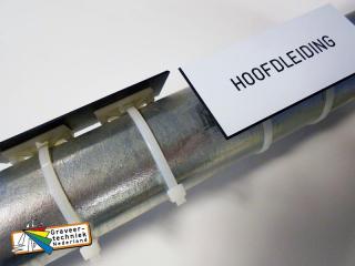 Kunststof plaatje met aan de achterzijde 2 zelfklevende kunststof tiewraphouders